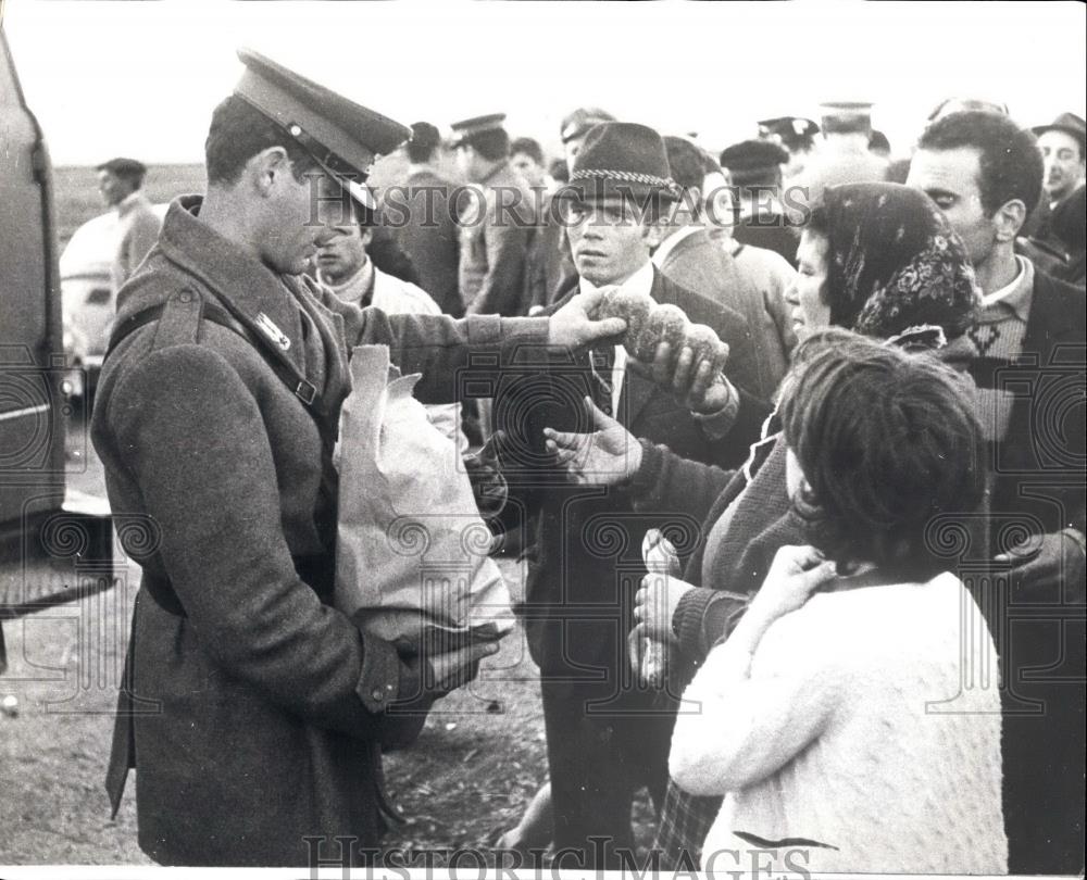 1968 Press Photo Distributing food after Earthquake in Sicily - Historic Images