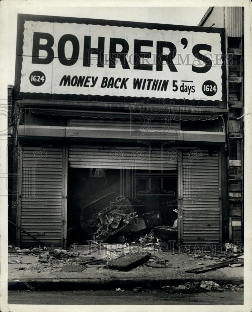 1978 Press Photo An abandoned automobile sits inside an abandoned store in NYC - Historic Images