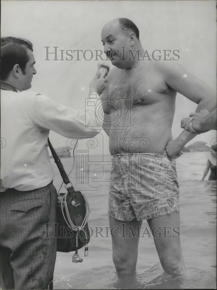 1967 Press Photo Pierre Dumas Visits Oil Spill Site - Historic Images