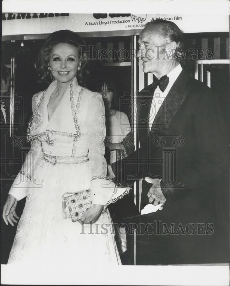 1975 Press Photo David Niven and wife at premiere of &quot;paper tiger&quot; - Historic Images