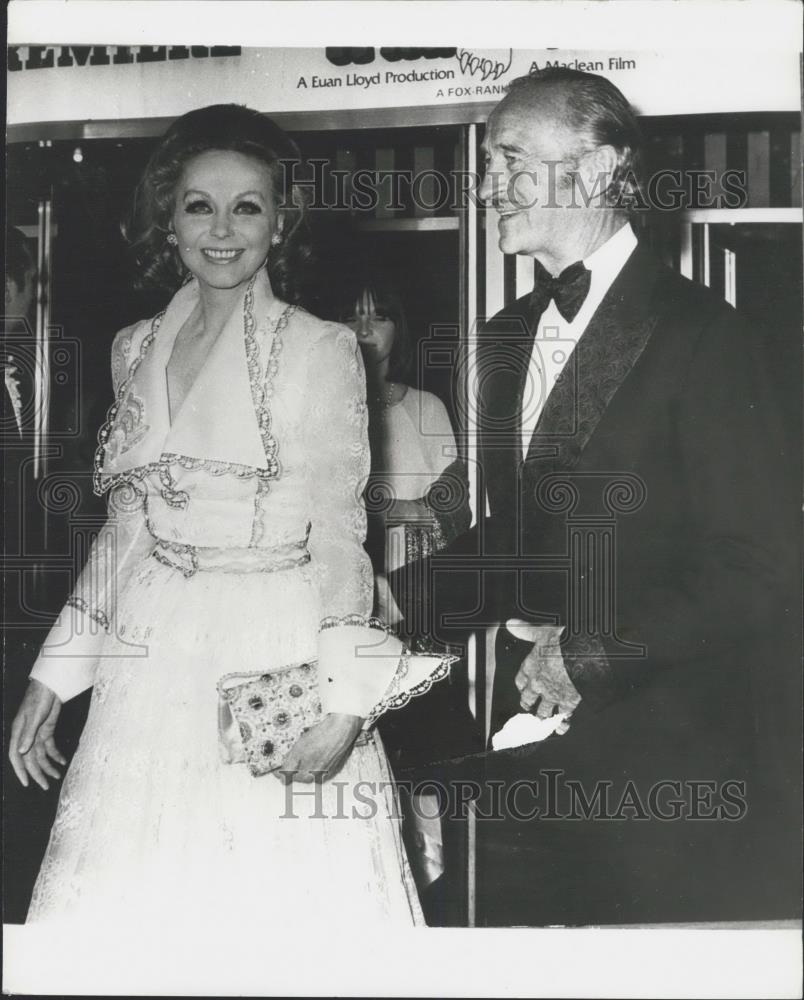 1975 Press Photo David Niven and wife at premiere of "paper tiger" - Historic Images