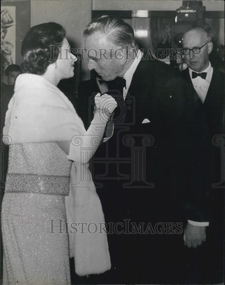 Press Photo Man &amp; woman at society function - Historic Images