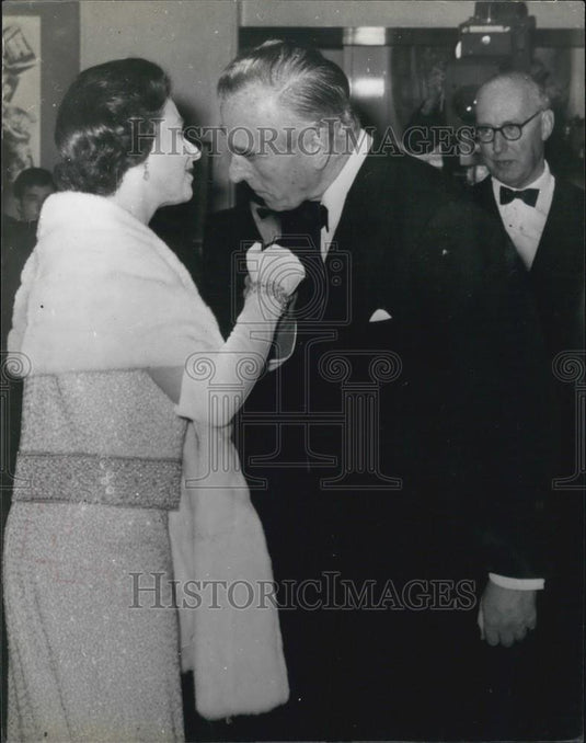 Press Photo Man & woman at society function - Historic Images