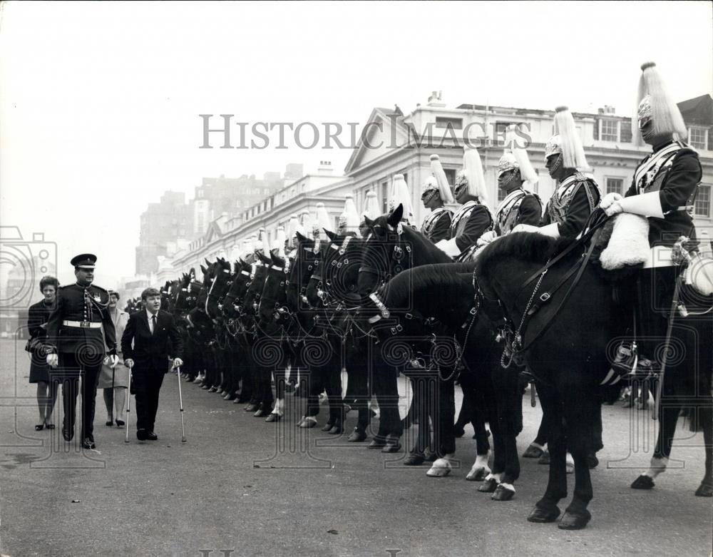 1969 Press Photo Ian Brown &amp;Horse Guards - Historic Images