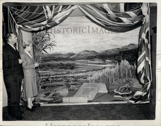 1953 Press Photo Coronation Window Display By Australian Artists - Historic Images