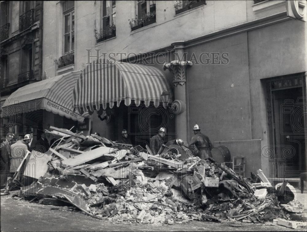 1961 Press Photo Bomb Explodes in Paris night Club - Historic Images