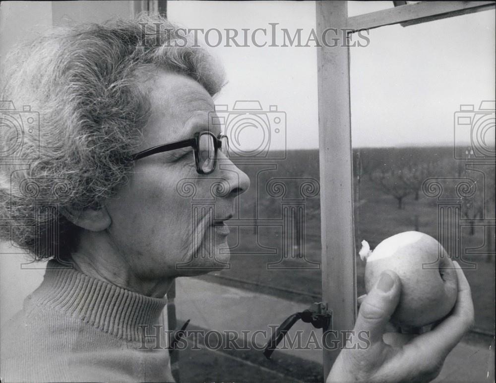 Press Photo A woman with an apple - Historic Images