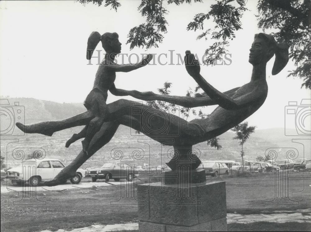 Press Photo Sculpture of Mother and Child in Hadasa Hospital in Jerusalem - Historic Images