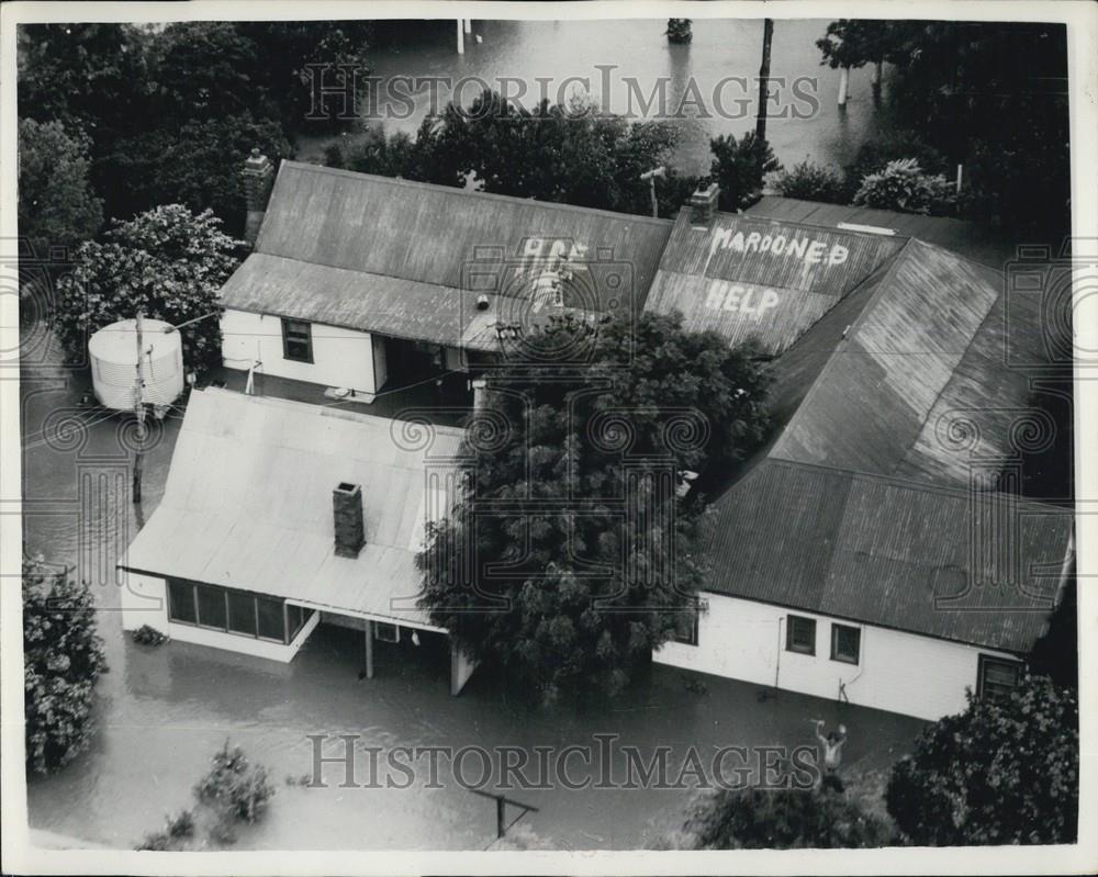 Press Photo An S.O.S. For Help Painted On The Roof Of Marooned Dwelling - Historic Images