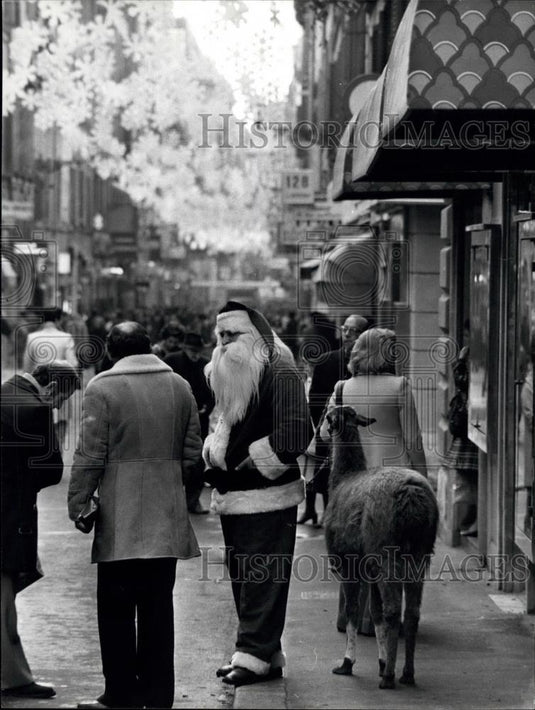 Press Photo Christian Decoration in Rome's via Brattina in order to a Christmas - Historic Images
