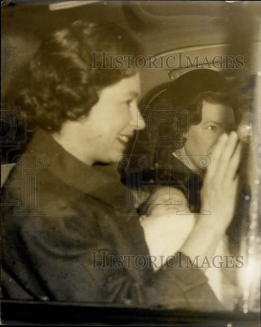 1964 Press Photo The Queen And Her New Baby Go To Windsor: - Historic Images