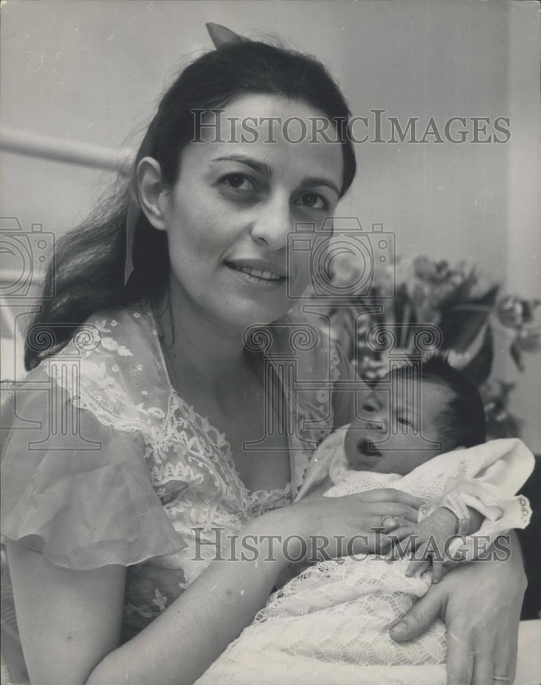 1966 Press Photo Heiress Mrs. Diane Lever And Her Three-Day Old Baby - Historic Images