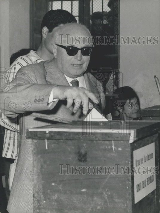 1963 Press Photo Socialist Leader Pietro Nenni, voting. - Historic Images