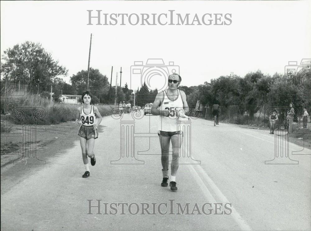 Press Photo Runners During Greek Marathon - Historic Images