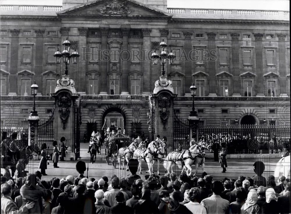 1964 Press Photo State opening of Parliament.Queen leaves the Palace - Historic Images