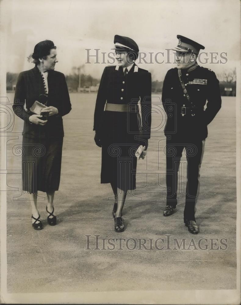 1953 Press Photo W.R.A.C. Officer CadetRosin Margaret Surtees and parents - Historic Images