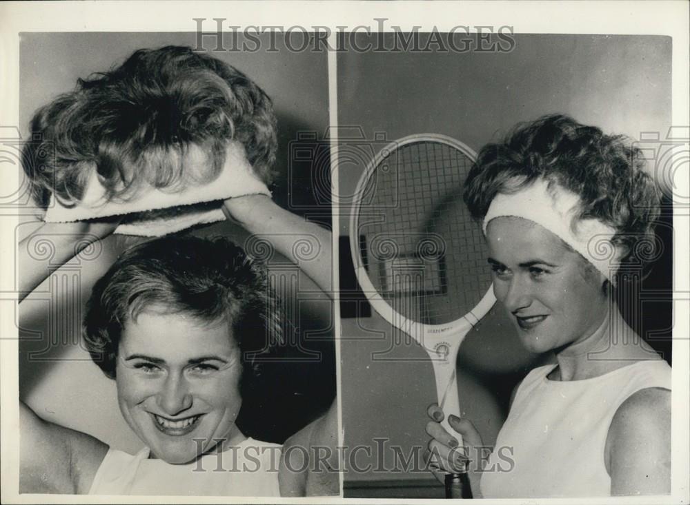 1959 Press Photo Tennis Player Shirley Bloomer Testing Out Sportsgirl Wig - Historic Images