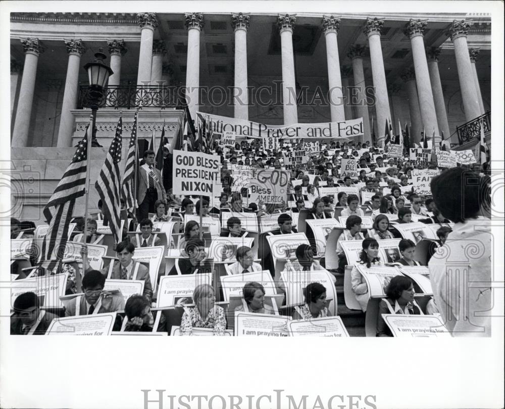 1974 Press Photo 72 hour prayer &amp; vigil for (President Nixon). - Historic Images