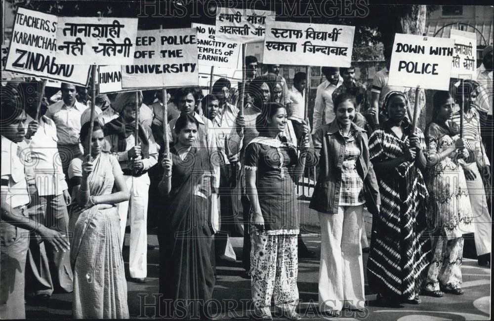 Press Photo Khalsa College Students Marching Raj Bhawan Against Police Entry - Historic Images