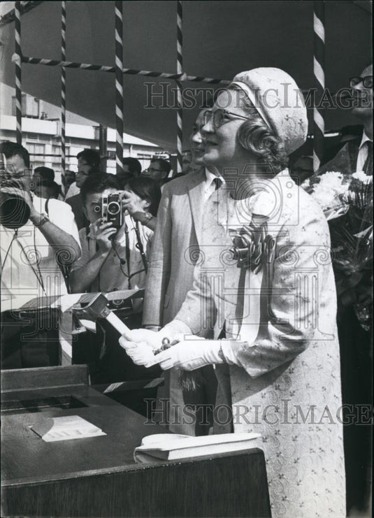 Press Photo Woman Presenting Ceremony Photographers In Background - Historic Images