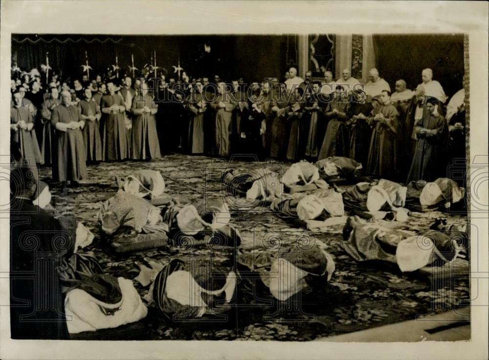 1953 Press Photo Cardinals Lie Prostrate On Floor Of St. Peter&#39;s Cathedral, Pope - Historic Images