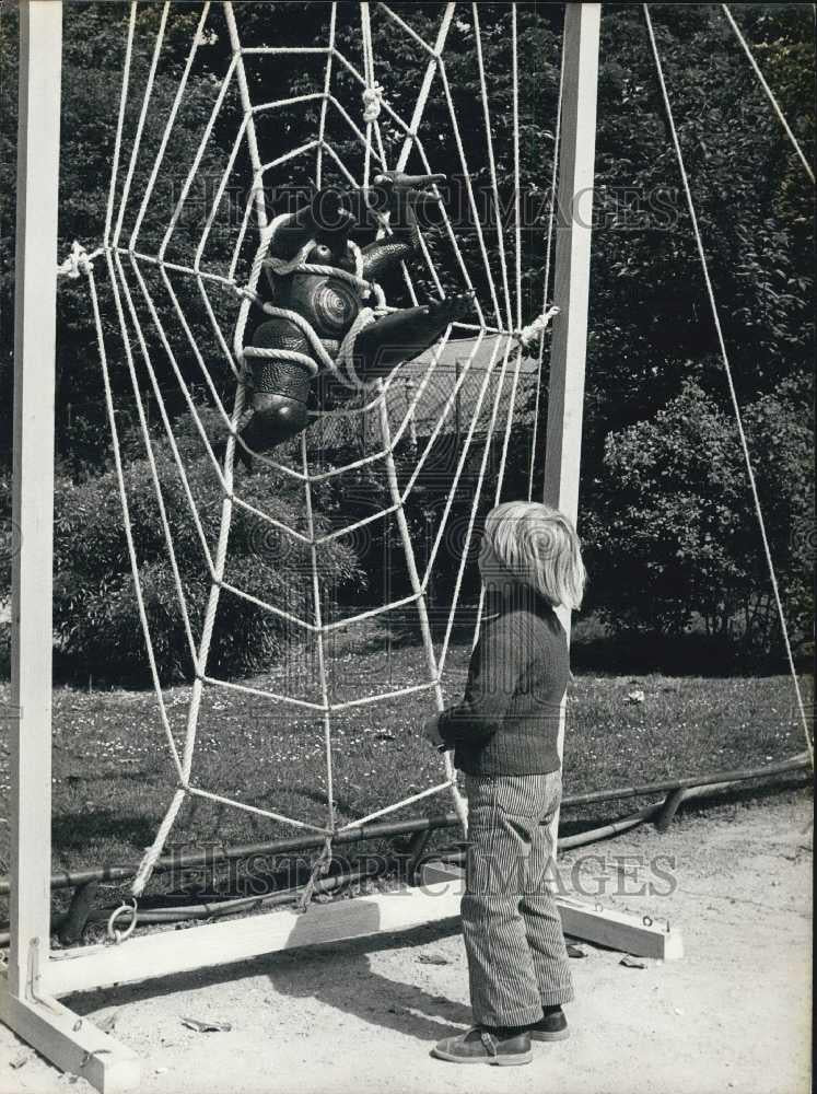 1976 Press Photo Child Observes Creature &quot;In The Net&quot; Display Champs-Elysees - Historic Images