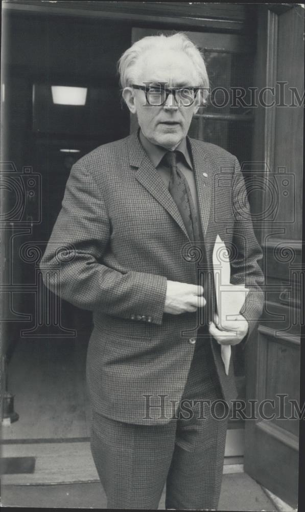 1974 Press Photo Michael Foot Employment Secretary Outside Dept. of Employment - Historic Images