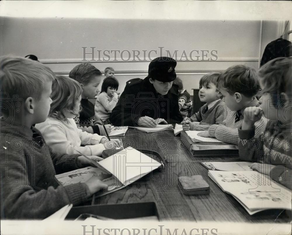 1966 Press Photo Policewoman Brenda Hunt Talks to School Children - Historic Images