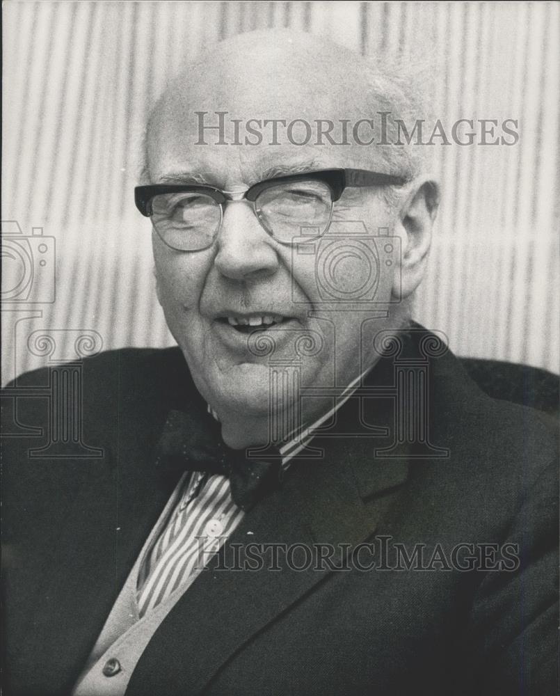 1974 Press Photo Sir Frank Figgures Chairman of Pay Board Warns Gov&#39;t. - Historic Images