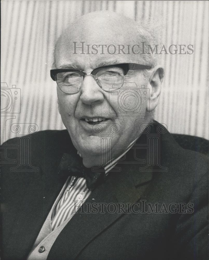 1974 Press Photo Sir Frank Figgures Chairman of Pay Board Warns Gov't. - Historic Images