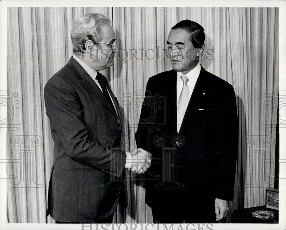 Press Photo Two men shaking hands - Historic Images