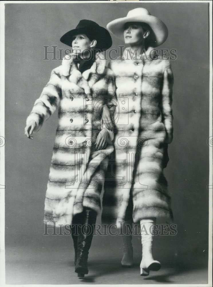 1970 Press Photo Models in fur fashions by designer Revillon - Historic Images