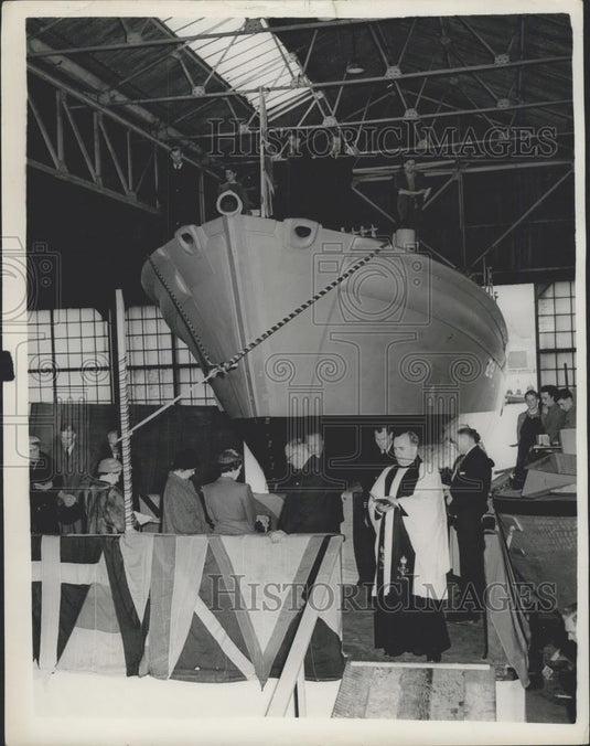 1957 Press Photo Rev. Stone Chaplain Conducts Services For Minesweeper Launch - Historic Images