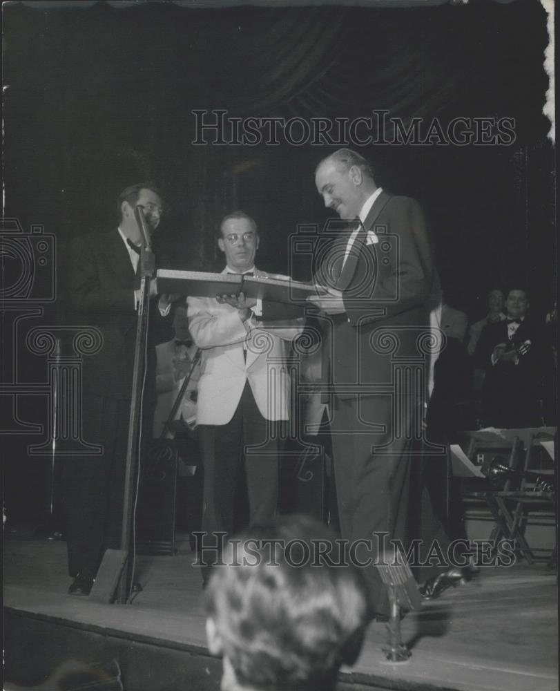 Press Photo Jimmy Coombes,swing band member gets award - Historic Images