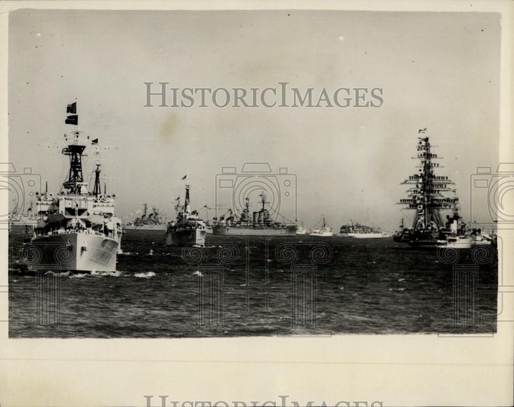 1953 Press Photo Royal View of the Fleet at Portsmouth - Historic Images