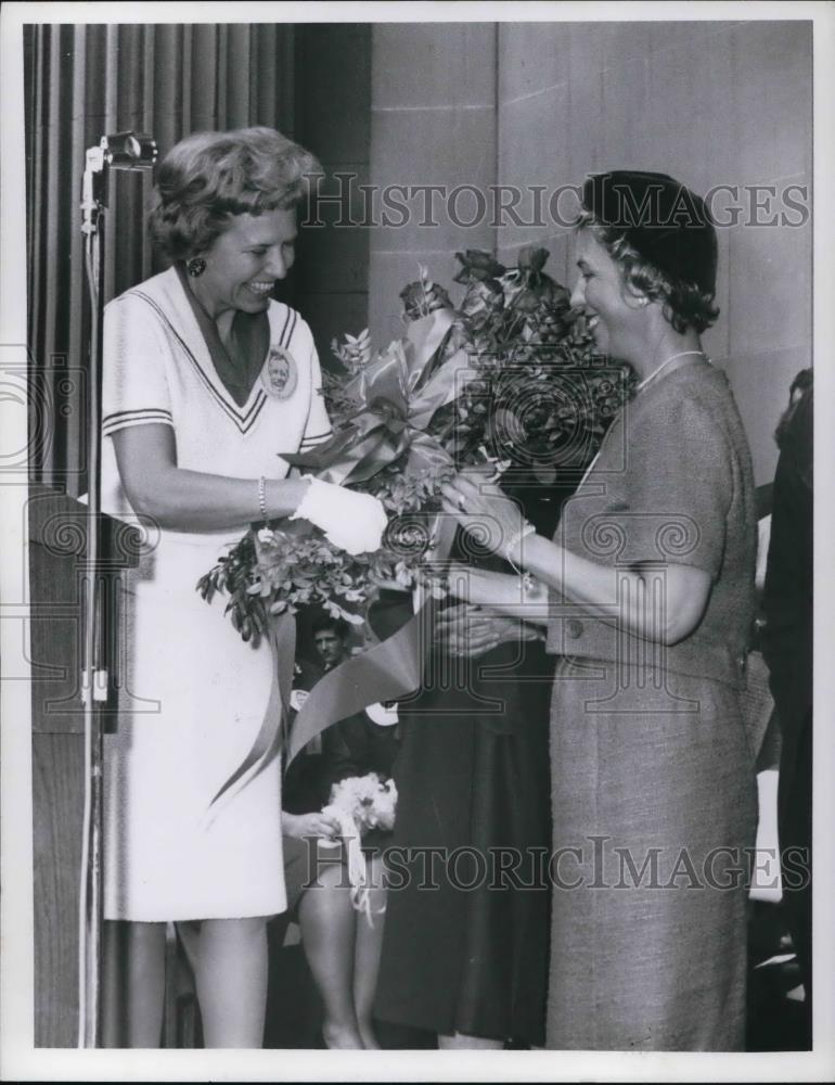 1965 Press Photo First Lady. Mrs. Ralph Locher w/ Mrs. Robert Manry at Public Sq - Historic Images