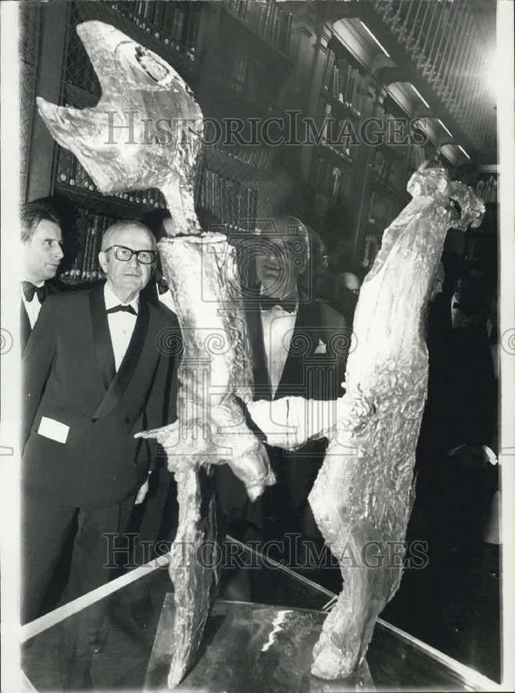 1972 Press Photo President Georges Pompidou with Sculptor Lorjour Paris - Historic Images