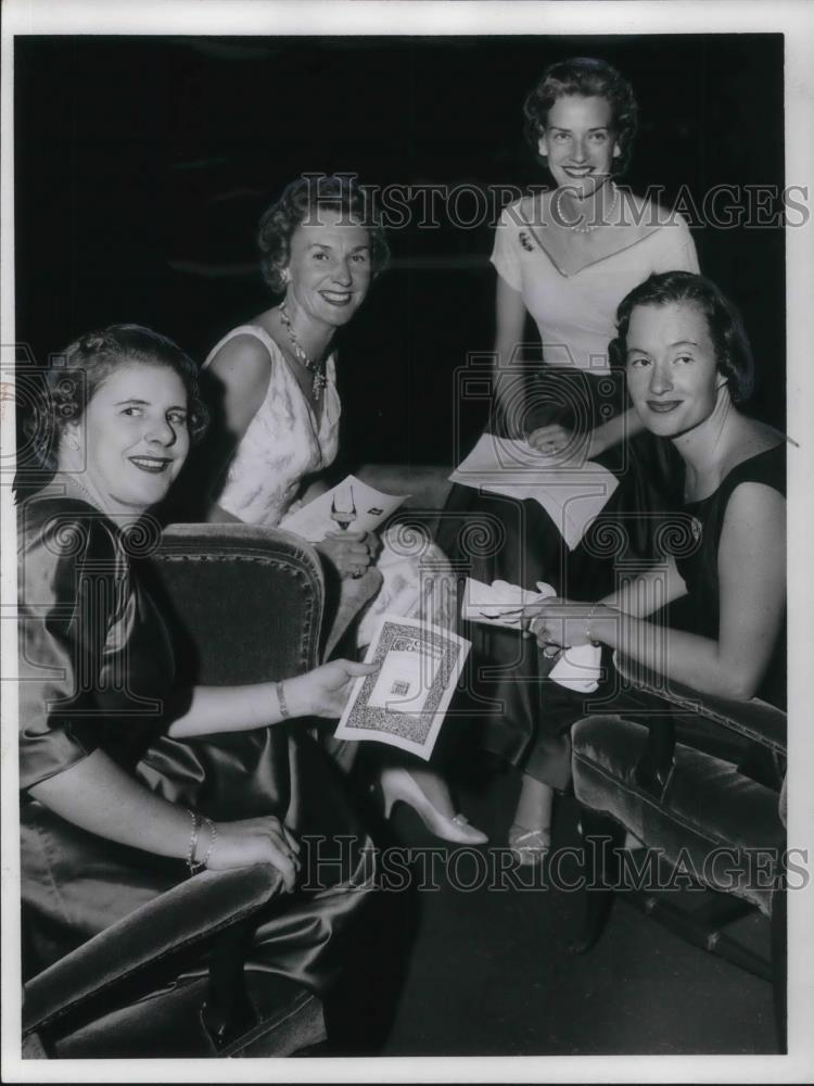 1958 Press Photo Mrs. Gilbert Humphrey with friends in the picture - cvp22803 - Historic Images