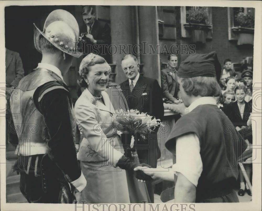 1950 Press Photo Countess Mountbatten launches replica of "Susan Constant" - Historic Images