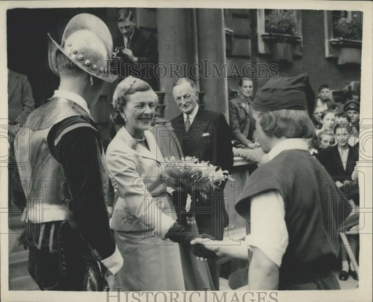 1950 Press Photo Countess Mountbatten launches replica of "Susan Constant" - Historic Images