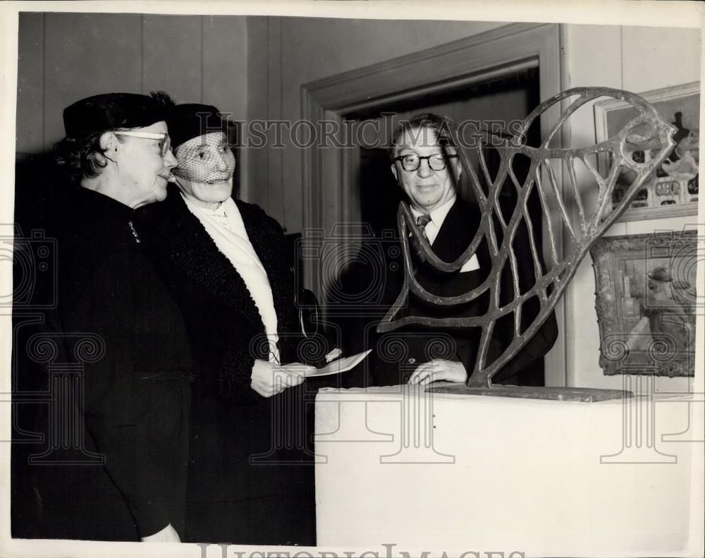 1954 Press Photo Marg Mill, of Dusseldorf. Shows One of her Works Called &quot;Fish&quot; - Historic Images