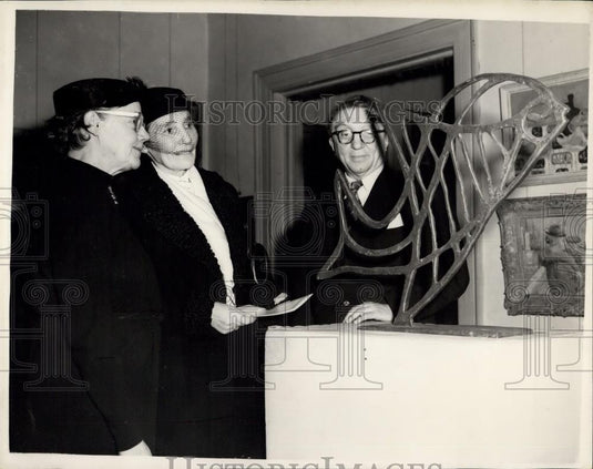1954 Press Photo Marg Mill, of Dusseldorf. Shows One of her Works Called "Fish" - Historic Images