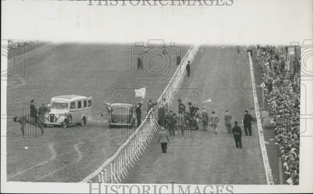 1959 Press Photo Horse Masquerade Crashed Through Rails Epsom Race Cleanup - Historic Images