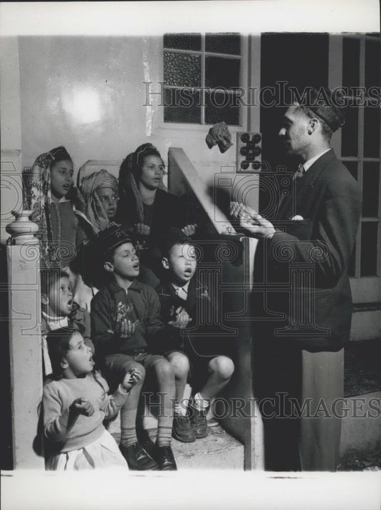 Press Photo Teacher Ahmed Hassan Ismail teaches the Koran - Historic Images
