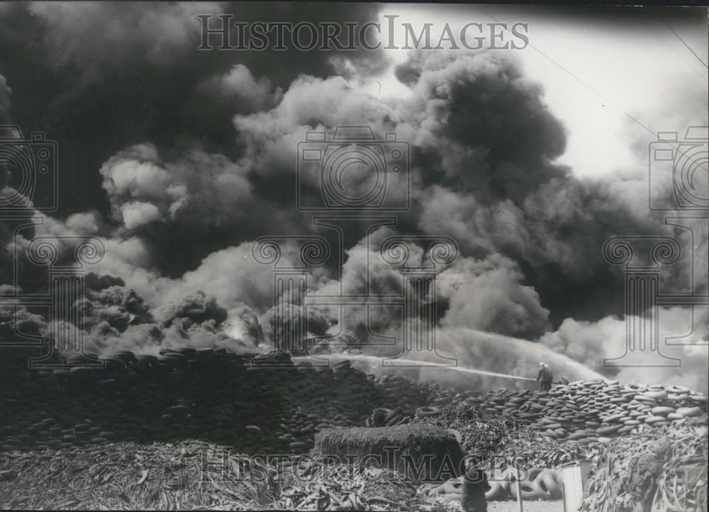 1953 Press Photo Flames Consume Rubber Tires In Colombes And Genevilliers Paris - Historic Images