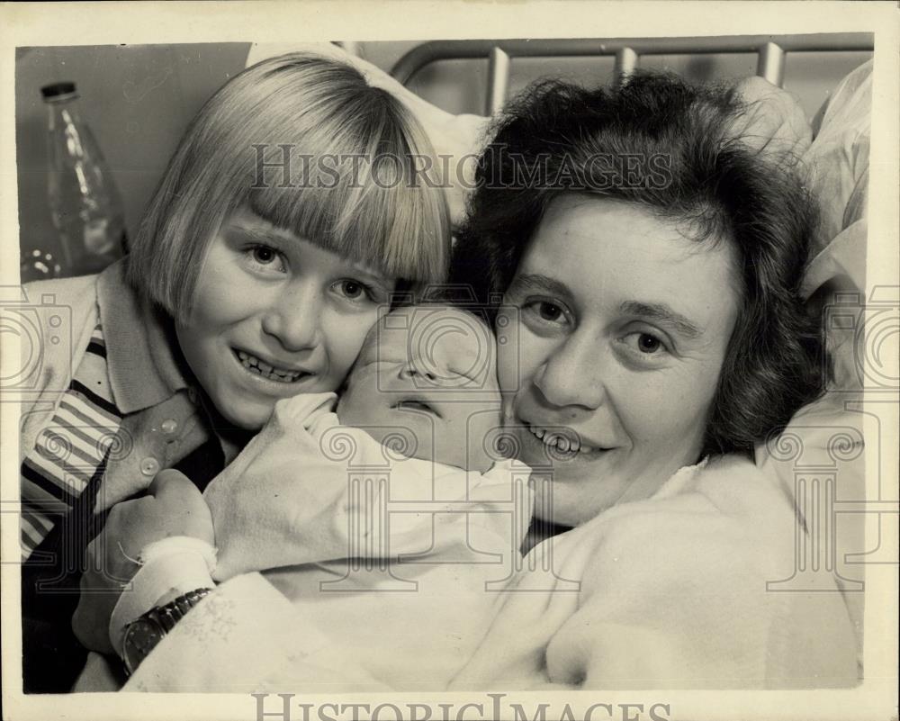 1958 Press Photo Hungarians Stowaway Wife has a Baby boy - Historic Images