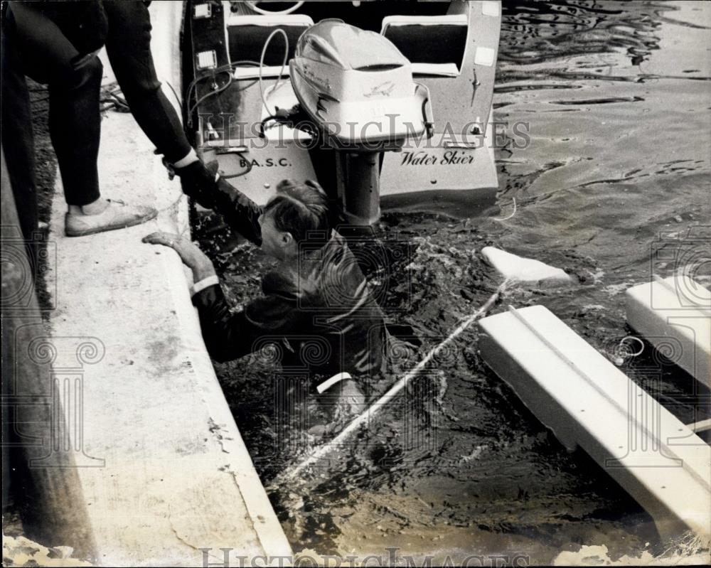 1962 Press Photo Mike Hutton fished from water as his Sea Shoos fail - Historic Images