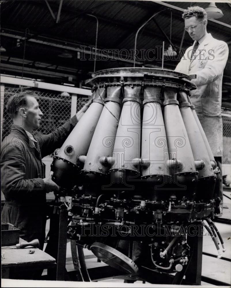 Press Photo An inspector checks the turbine blade clearance - Historic Images