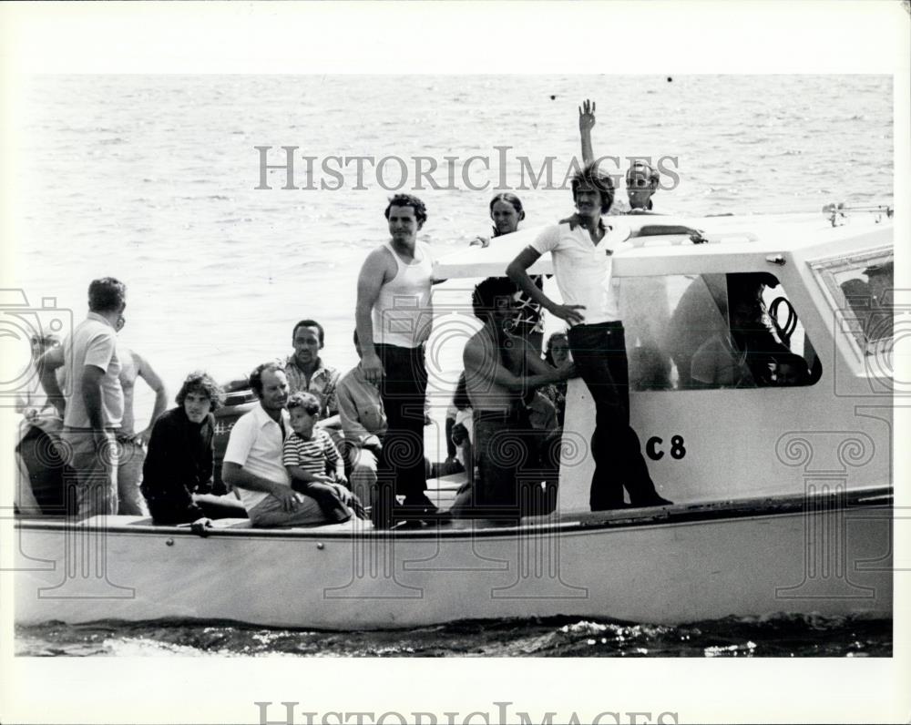 Press Photo A boat Loaded with Cuban refugees arriving at Key West. - Historic Images