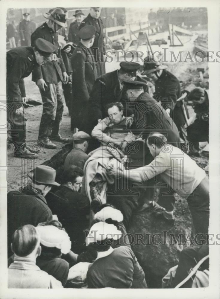 1959 Press Photo Reginald Graham freed from collapse by amputating his leg - Historic Images